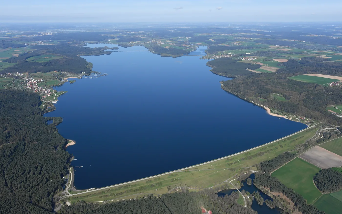 Luftaufnahme des Großen Brombachsees von Südosten mit bewaldeten Ufern und Wasserfläche