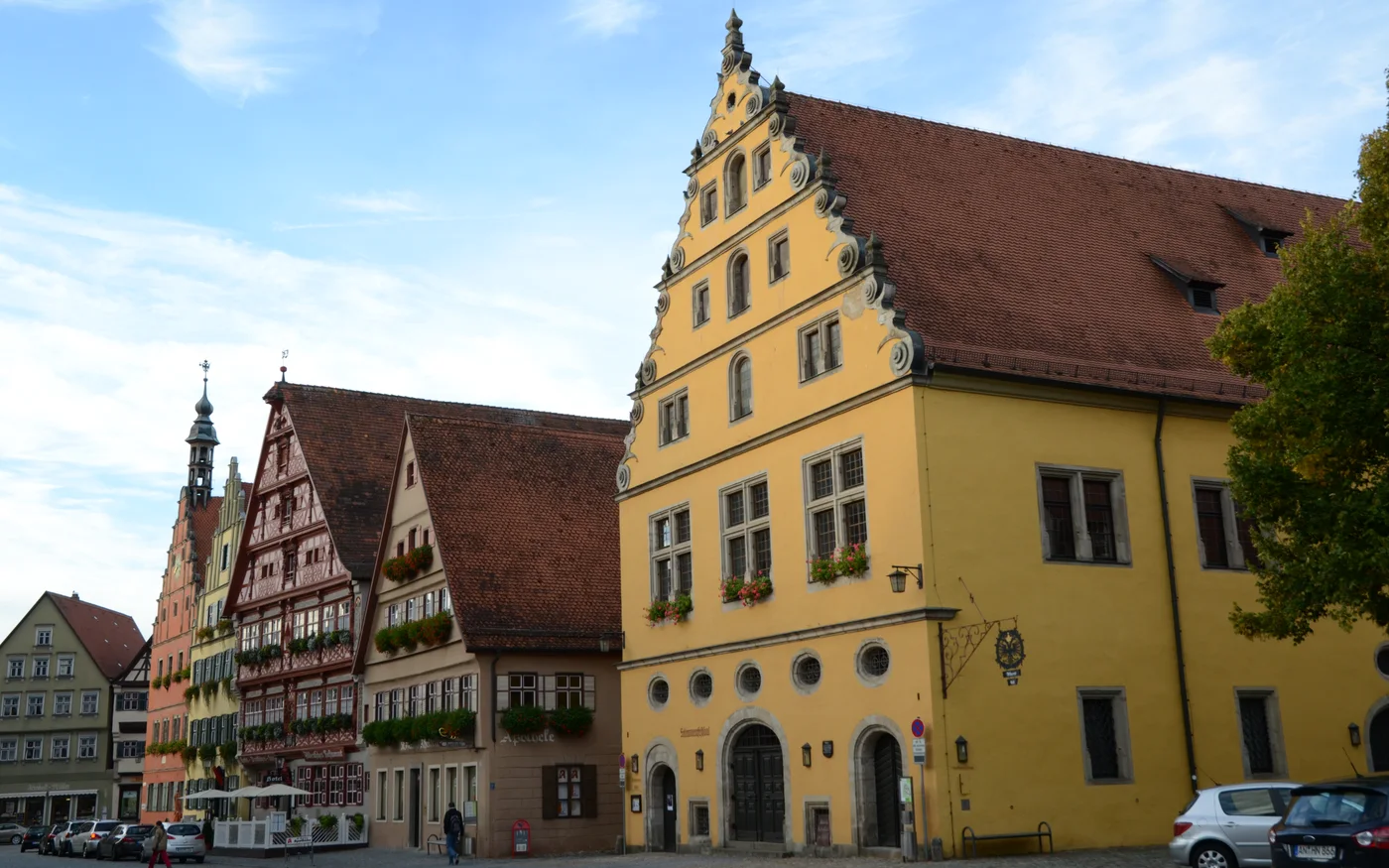 Historische Häuserfassaden an der Ostseite des Weinmarkts in Dinkelsbühl