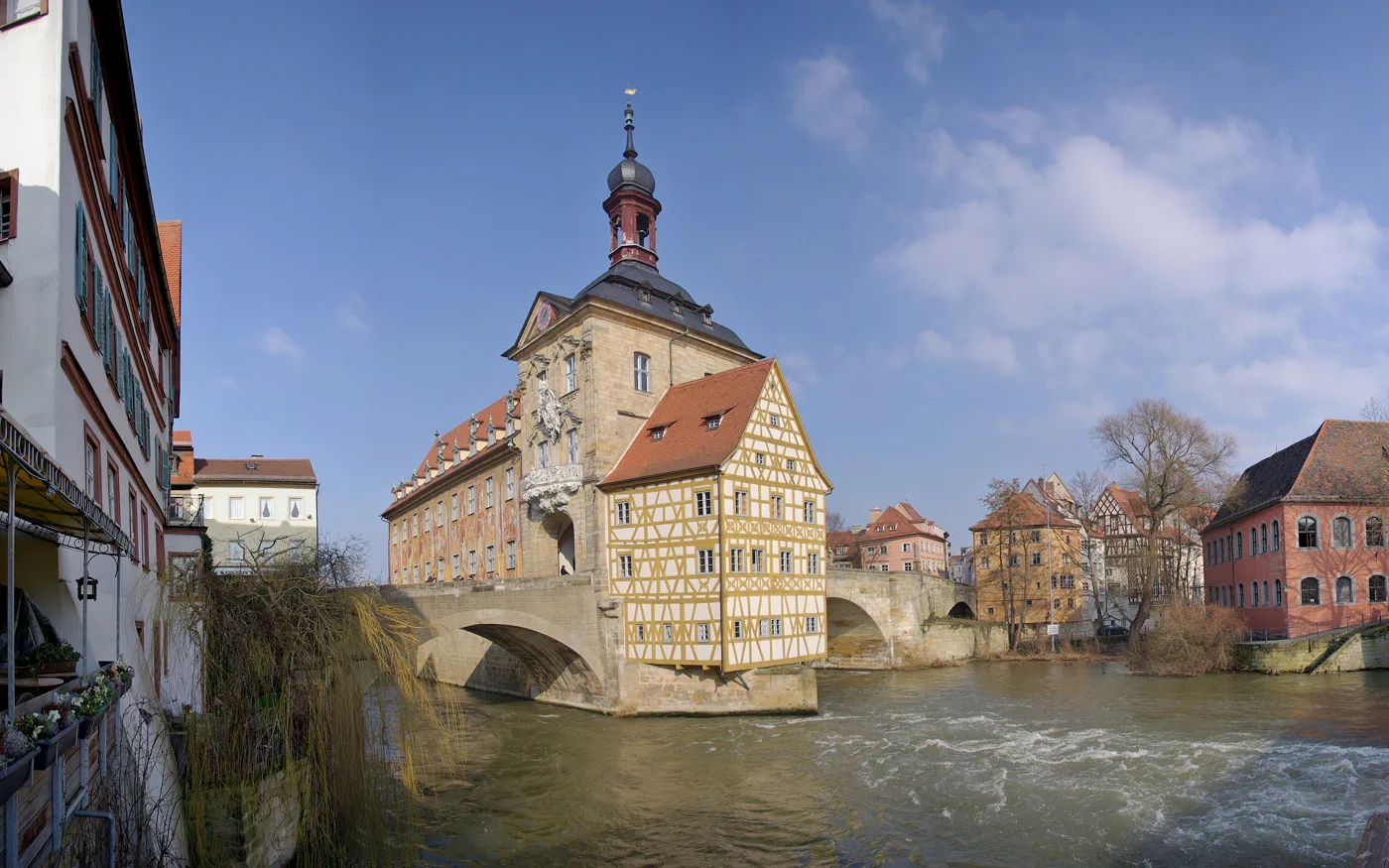Altes Rathaus in Bamberg auf einer Insel in der Regnitz