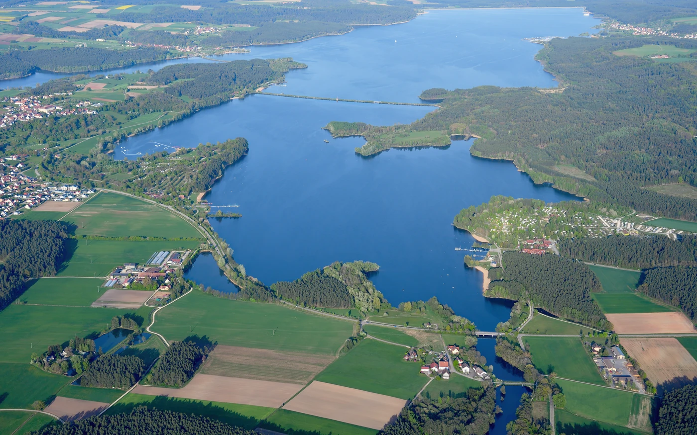 Luftaufnahme des Kleinen Brombachsees mit Wäldern, Stränden und SeeCamping Langlau auf der Halbinsel am rechten Ufer
