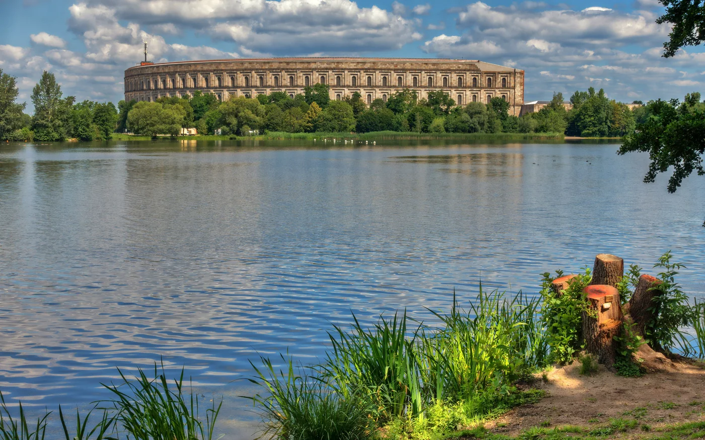 Blick über den Großen Dutzendteich zur Kongresshalle in Nürnberg