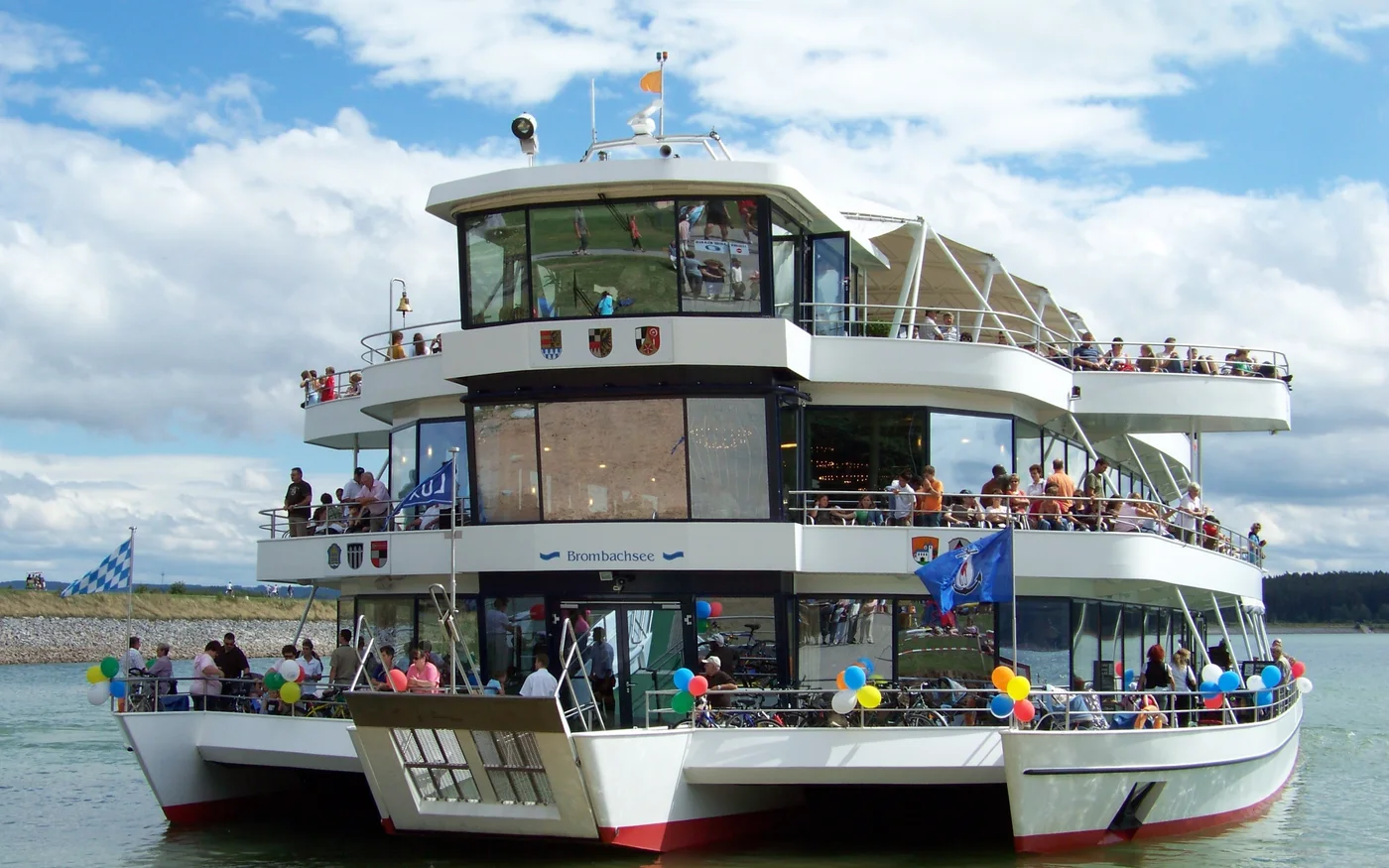 Die MS Brombachsee mit Passagieren auf drei Decks beim Verlassen der Anlegestelle Allmannsdorf