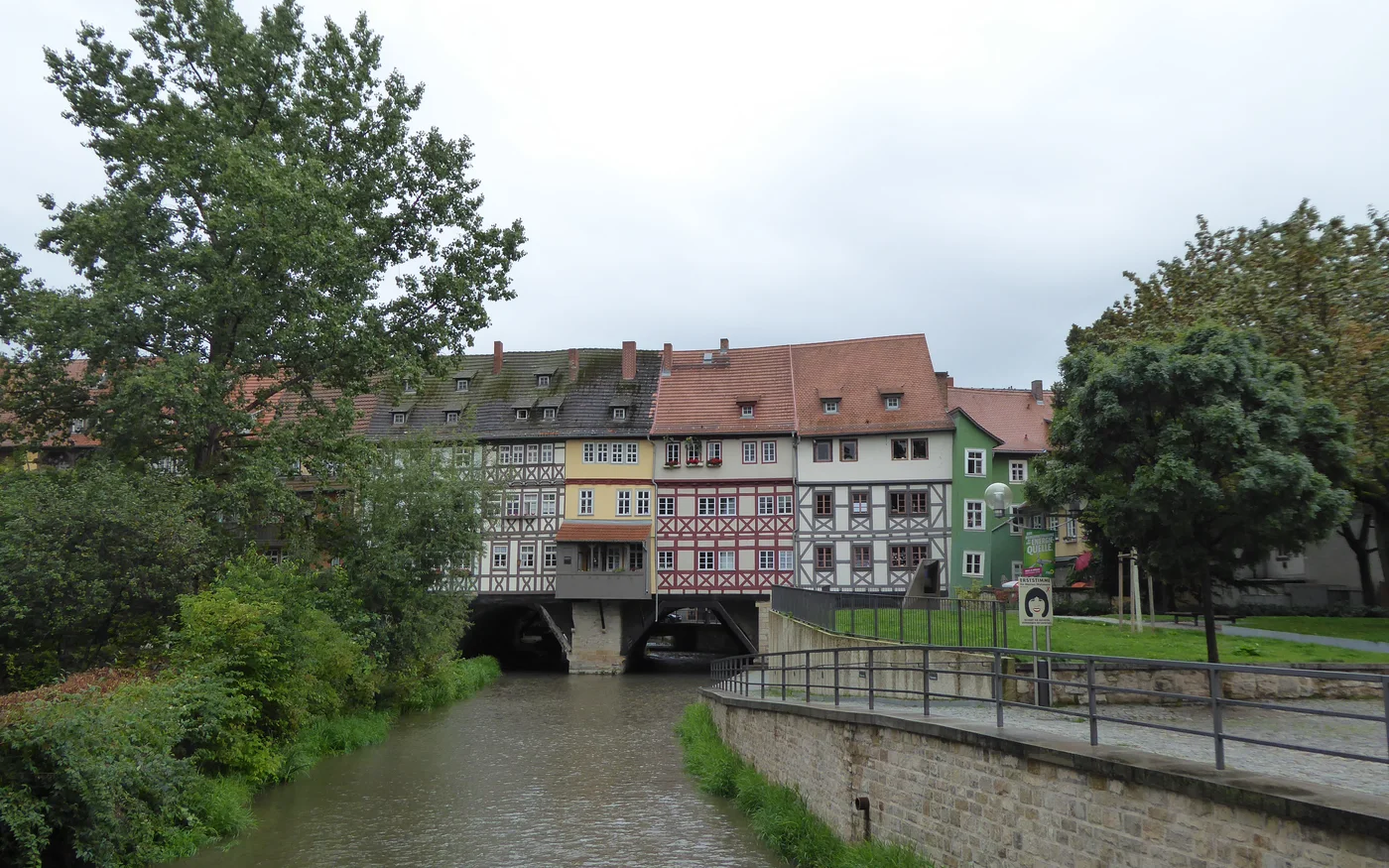 Fachwerkhäuser der Krämerbrücke in Erfurt über dem Wasser der Gera