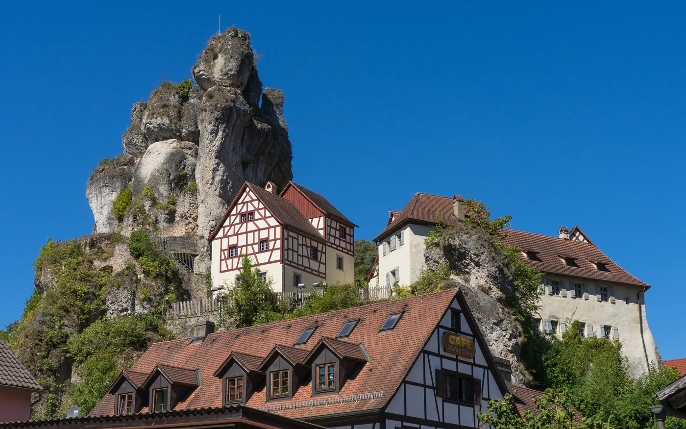 Fachwerkhäuser und die markante Felsburg im Dorf Tüchersfeld in der Fränkischen Schweiz