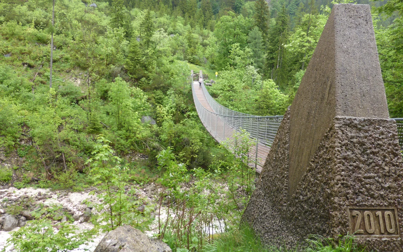 Lange Hängebrücke über einer bewaldeten Schlucht im Klausbachtal