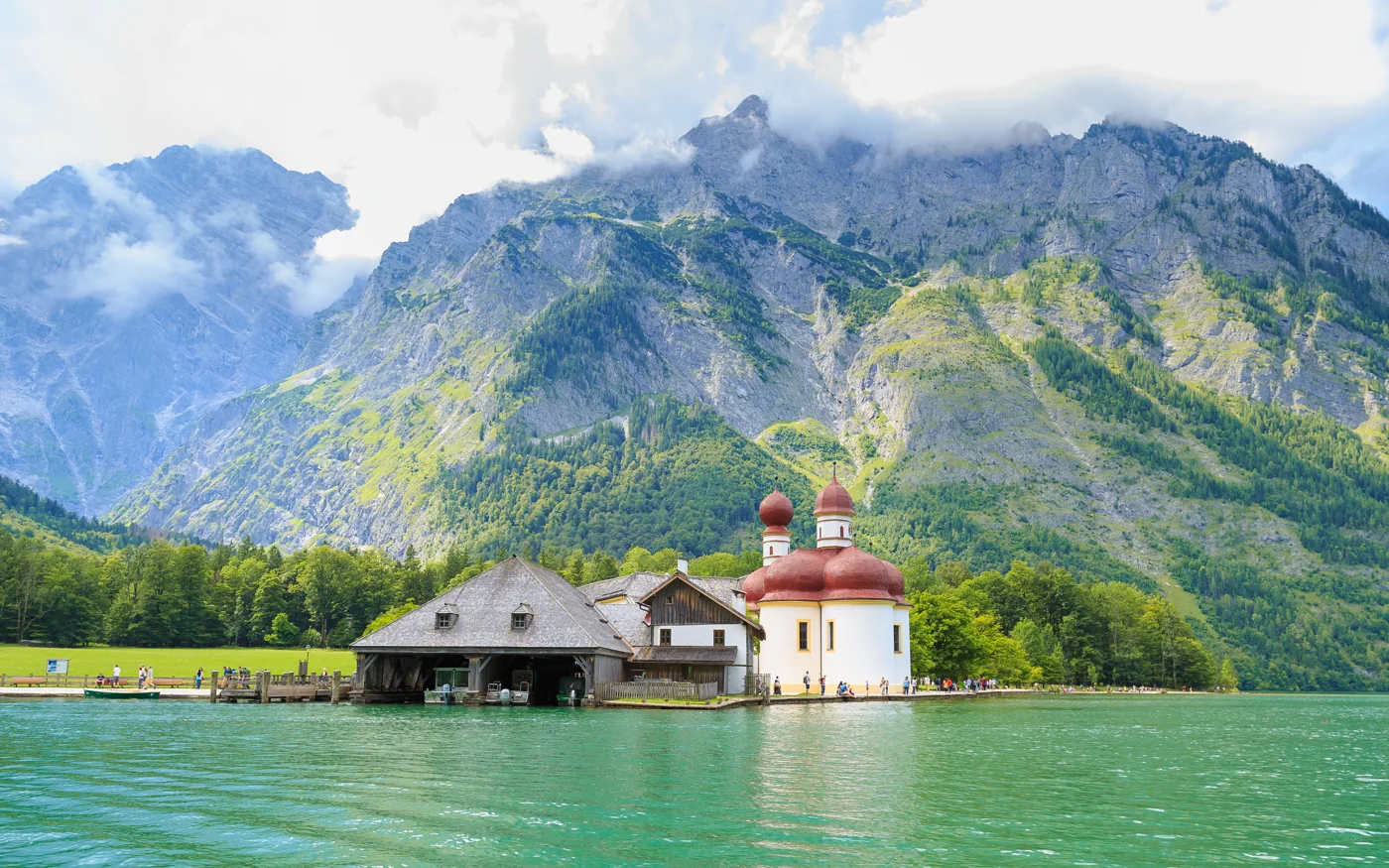 Wallfahrtskirche St. Bartholomä am grünen Königssee vor steilen Felswänden