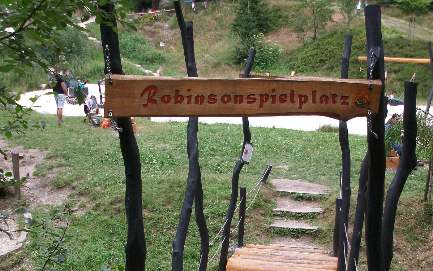 Hölzerner Eingang zum Robinson-Spielplatz bei Clausthal-Zellerfeld