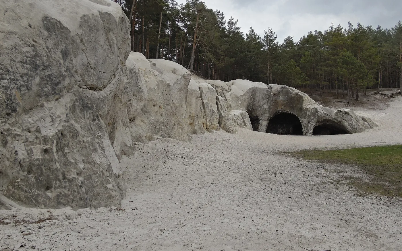 Helle Sandsteinwände und Höhleneingänge unterhalb der Festung Regenstein