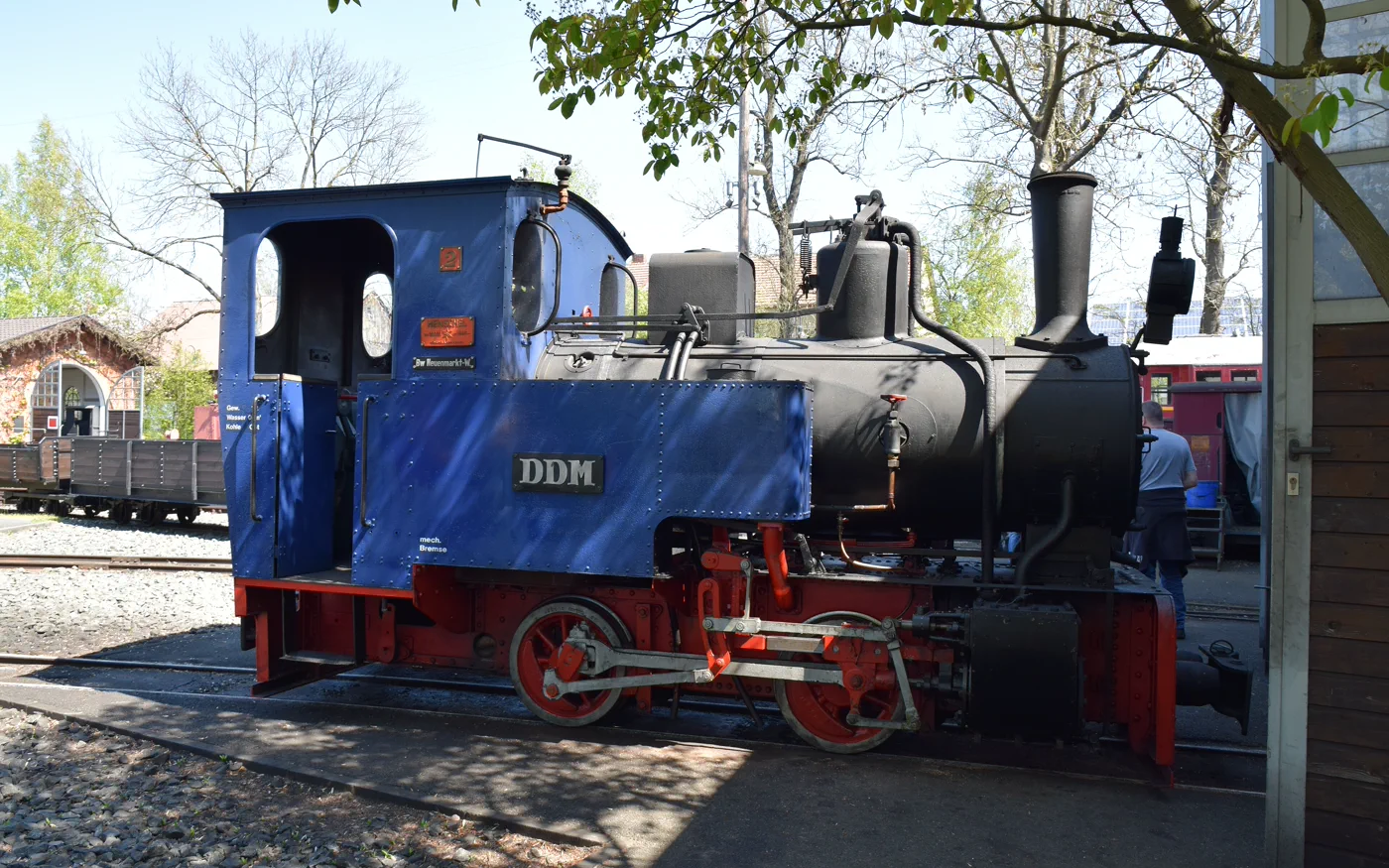 Blaue und schwarze Dampflokomotive im Deutschen Dampflokomotiv Museum