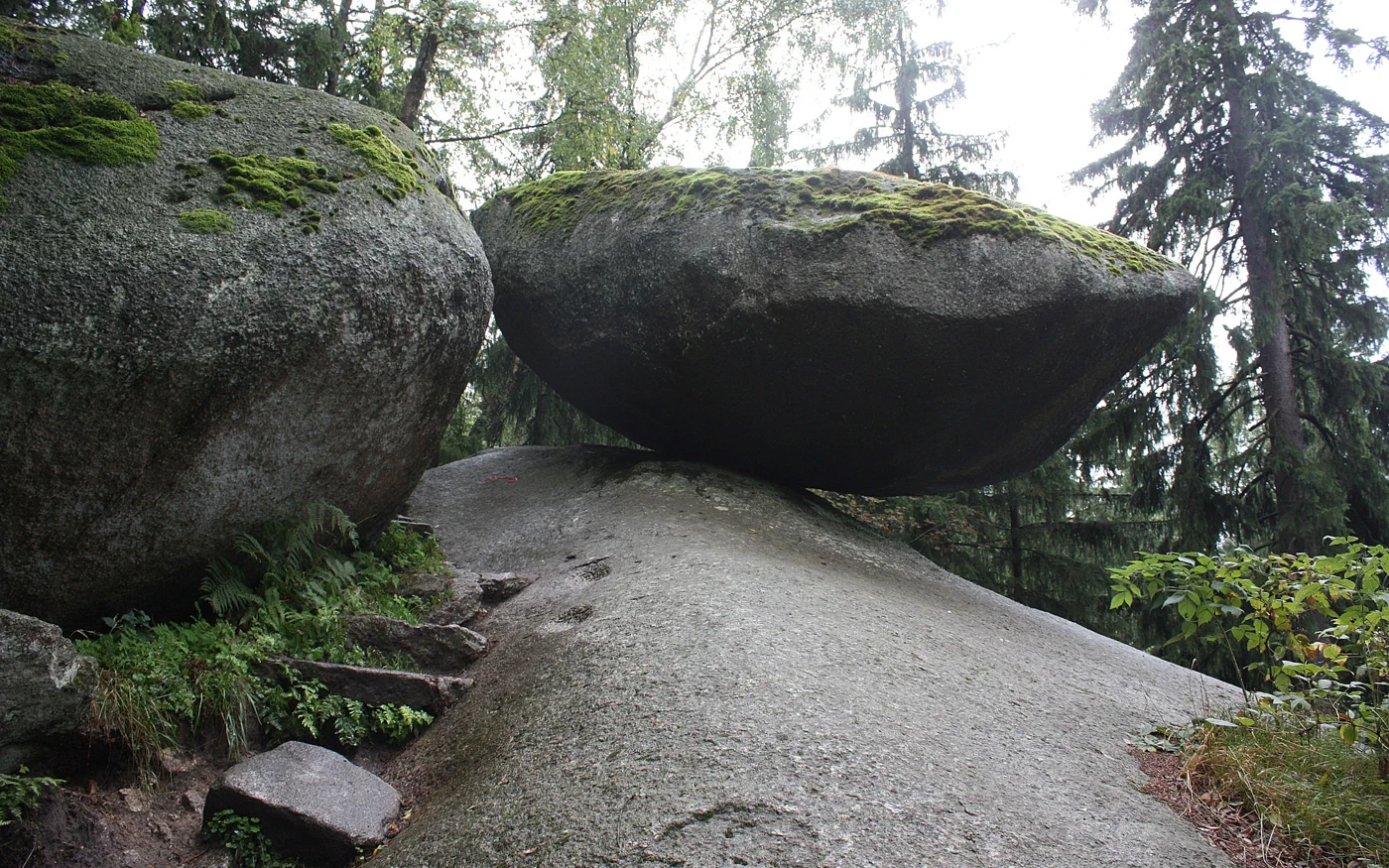 Große übereinanderliegende Granitblöcke im Felsenlabyrinth Luisenburg