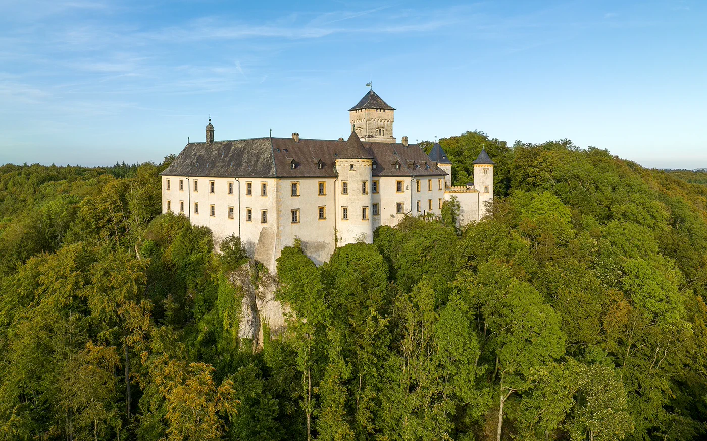 Schloss Greifenstein bei Heiligenstadt aus der Luft