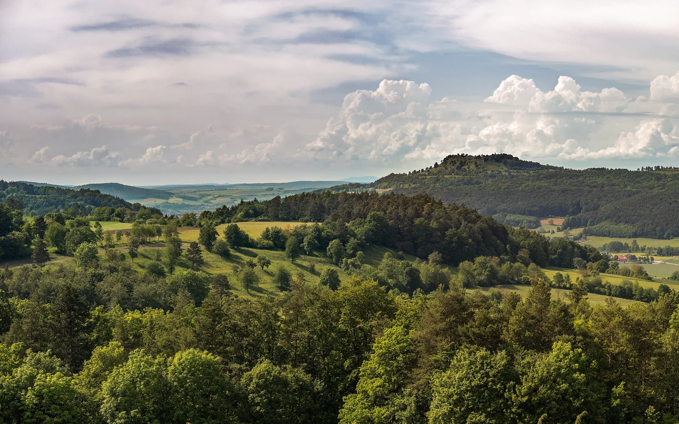 Staffelberg über der grünen Landschaft des Obermaintals