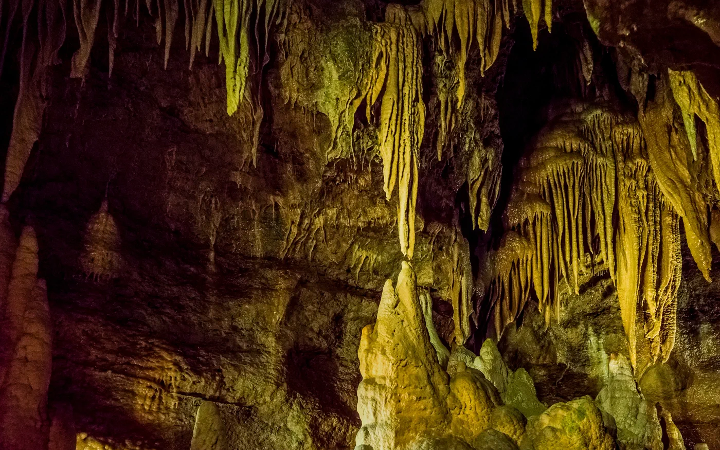 Beleuchtete Tropfsteine im Barbarossadom der Teufelshöhle Pottenstein