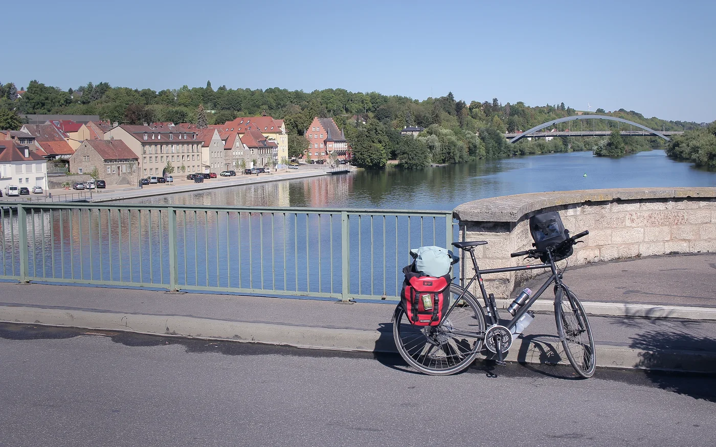 Reiserad mit Gepäcktaschen auf der Alten Mainbrücke in Kitzingen