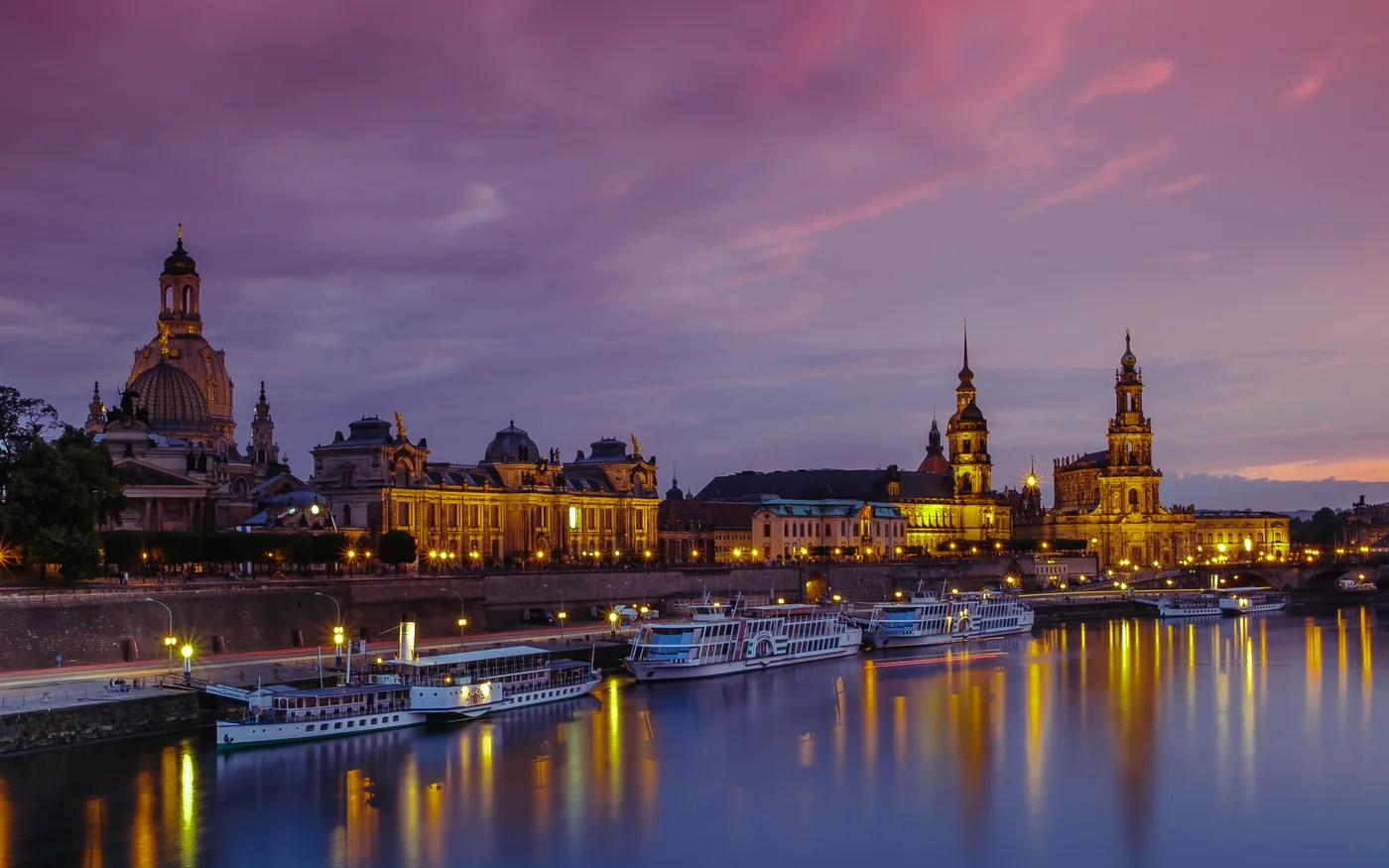Dresdner Altstadtsilhouette mit Frauenkirche und Hofkirche über der Elbe im Abendlicht