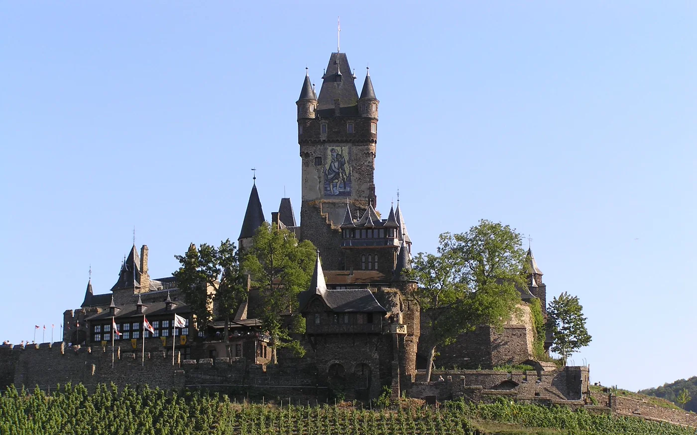 Reichsburg Cochem über Weinreben im Moseltal