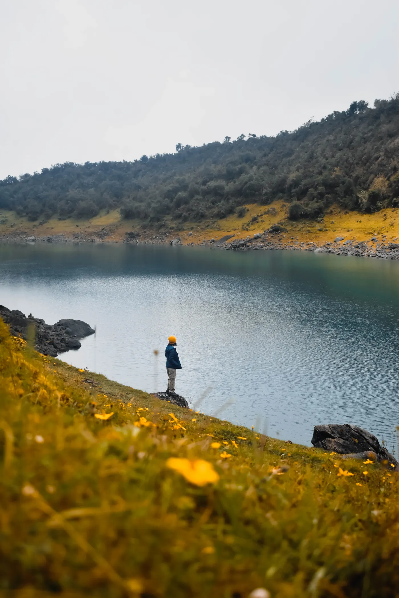 Wanderin an einem ruhigen Bergsee